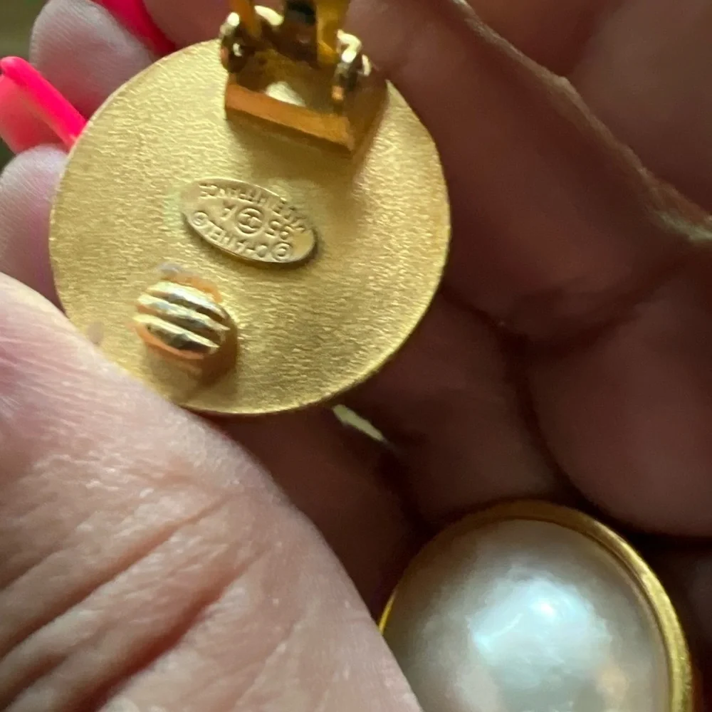 ✨ Vintage Chanel Pearl Clip-On Earrings with Box ✨ - Picture 3 of 4